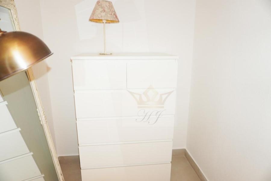 Platz für Garderobe in der kleinen Souterrain Wohnung