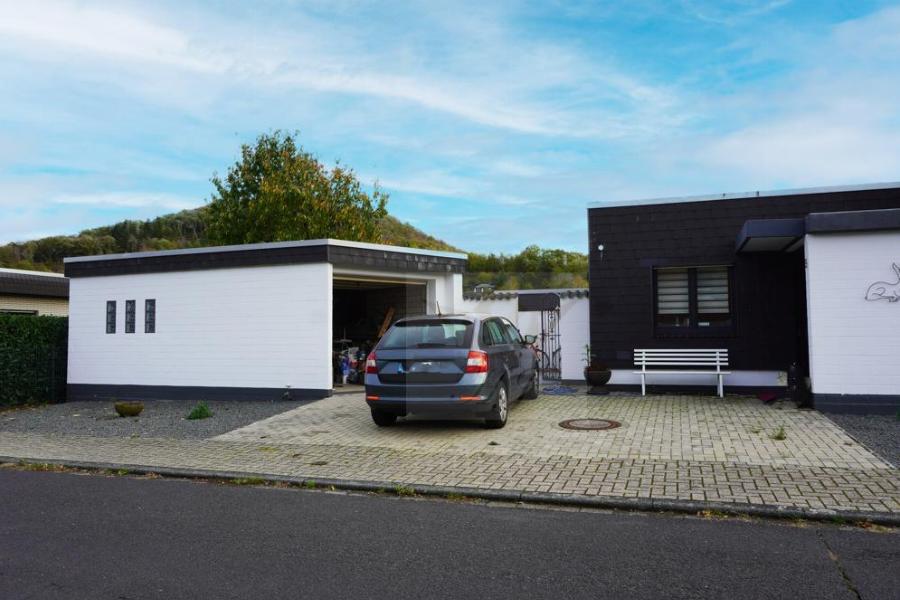 Stellplatzmöglichkeiten vor dem Haus mit Garage