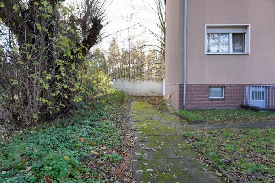 Außenbereich mit Teilblick Giebelseite Haus Nr_15