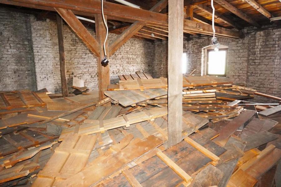 Teilblick Dachboden der Gewerbeeinheit im Hinterhof