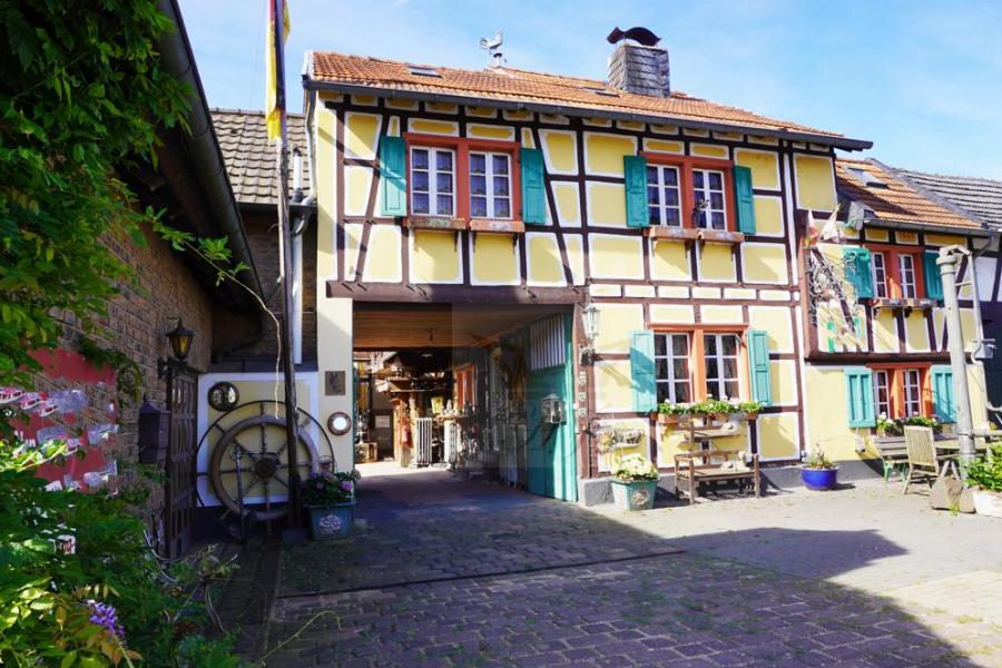 Straßenansicht auf Denkmalschutzhaus