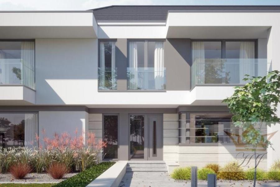 Haus Monaco - Blick auf Hauseingang mit EG und OG bei Tage